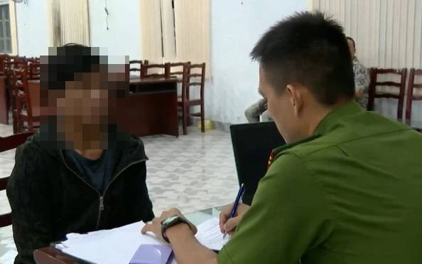 Qua quan sát, lực lượng chức năng nhìn thấy "ông chủ” xưởng may đang mặc quần sooc, ở trần nằm ngủ có vóc dáng gầy, mặt xương hóp, hai hàm răng hô nhô ra bên ngoài. Đặc điểm của y rất giống Hồ Thanh Giang - đối tượng truy nã đặc biệt cần tìm bắt. Các trinh sát liền tiến đến bên cạnh đối tượng nghi vấn rồi vỗ vai: "Hưng, dậy đi!...". Đang ngủ say bỗng bị đánh thức giữa chừng, y phát cáu nạt nộ: "Hưng gì, để cho Giang ngủ yên!"... Lập tức, tổ trinh sát khống chế đối tượng đưa về trụ sở CAP13 để lấy lời khai. (Ảnh minh họa, nguồn internet)