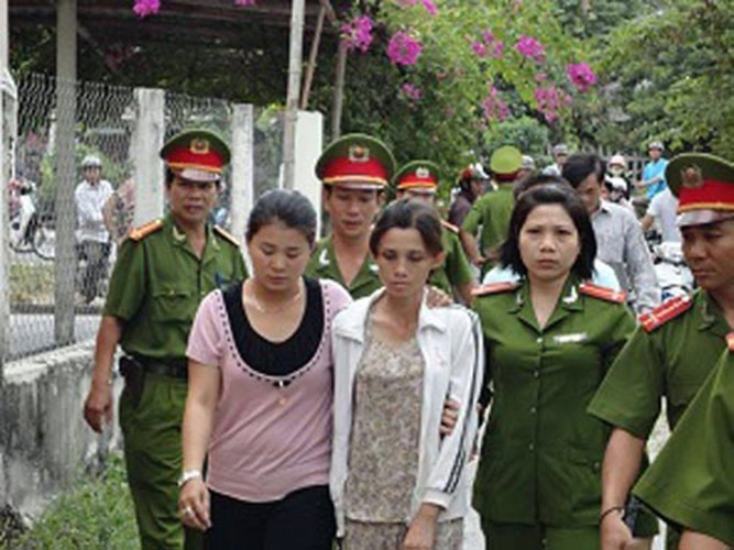 Sau khi sát hại nạn nhân, Phương bình tĩnh vào nhà tắm rửa, xóa dấu vết hiện trường. Con dao gây án Phương giấu dưới nệm giường nạn nhân. Trước khi rời đi, thị còn tháo lấy hai chiếc nhẫn vàng và sợi dây chuyền của nạn nhân. Để đánh lạc hướng cơ quan điều tra, Phương lấy điện thoại nạn nhân đổi tên danh bạ lưu tên mình là “Chị Phương” thành “Chị Hoa”. Trên đường về, đến TP Tam Kỳ, phát hiện quần áo dính máu, Phương ghé vào shop Thiên Lộc mua một chiếc áo thun, một chiếc quần bò và một chiếc áo khoác rồi về nhà như thể không có chuyện gì xảy ra. Cho đến ngày 22/5/2012, Phương đã bị lực lượng công an bắt giữ.