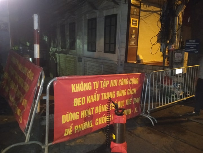 Rào chắn chắn kèm theo cả thông điệp "Không tụ tập nơi đông công cộng đeo khẩu trang đúng cách...".