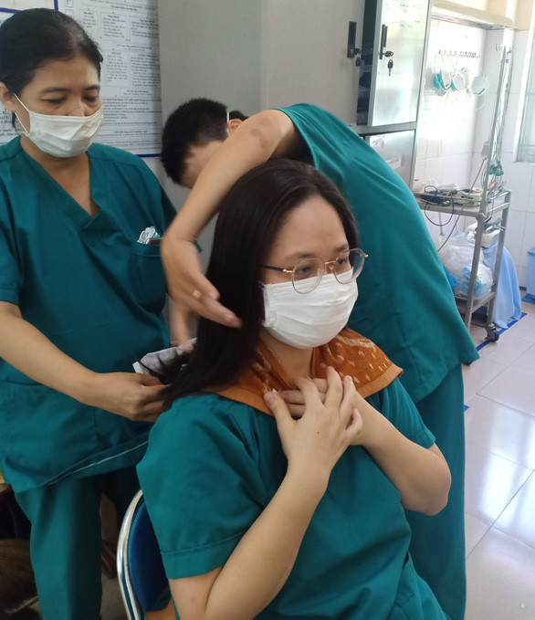 Nữ bác sĩ cắt tóc để lên tuyến đầu ở Đà Nẵng: Tháng 7/2020, Bác sĩ Nguyễn Nhật Trường chụp lại những bức ảnh chụp lại khoảnh khắc các nữ y bác sĩ ở Đà Nẵng cắt đi mái tóc dài để thuận tiện cho công việc tại bệnh viện khiến nhiều người xúc động.