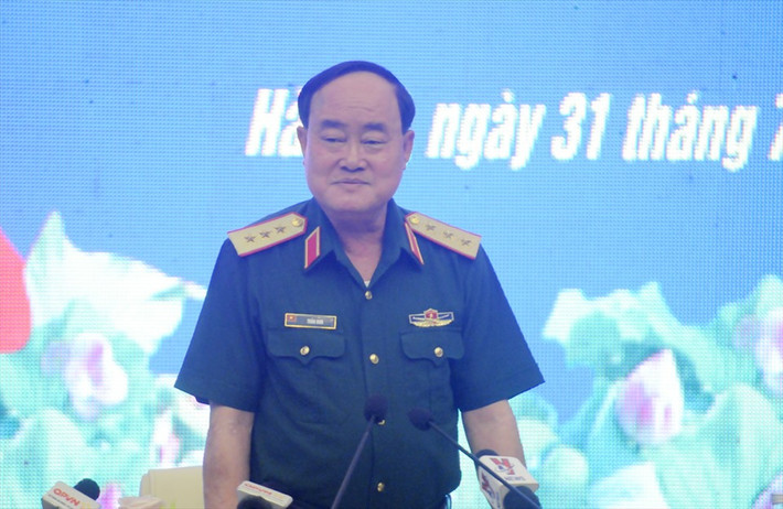 Thượng tướng Trần Đơn sinh ngày 1/6/1958; quê xã Bình Tâm, thành phố Tân An, tỉnh Long An.