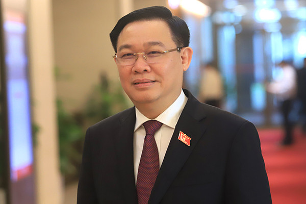 Chủ tịch Quốc hội Vương Đình Huệ, sinh ngày 15/3/1957, quê ở Nghệ An. Trình độ: Giáo sư, Tiến sỹ Kinh tế. Chức vụ: Ủy viên Bộ Chính trị khóa XII, XIII; Ủy viên Trung ương Đảng khóa X, XI, XII, XIII; Chủ tịch Hội đồng bầu cử quốc gia; Đại biểu Quốc hội khóa XIII, XIV, XV.