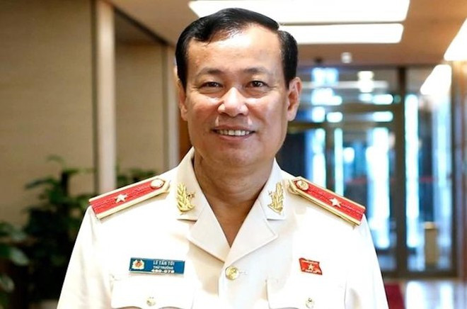 Chủ nhiệm Ủy ban Quốc phòng & An ninh Lê Tấn Tới, sinh ngày 4/4/1969, quê ở Cà Mau. Trình độ: Tiến sĩ Luật, Cử nhân Cảnh sát. Chức vụ Ủy viên Trung ương Đảng khóa XIII; Thiếu tướng, Thứ trưởng Bộ Công an; Đại biểu Quốc hội khóa XIV, XV.