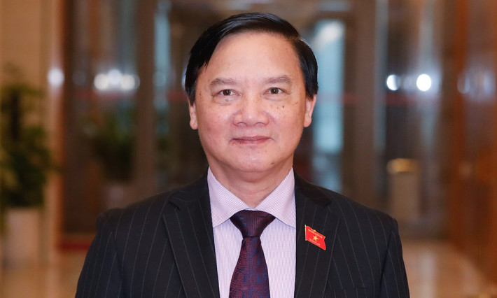 Phó Chủ tịch Quốc hội Nguyễn Khắc Định, sinh ngày 3/1/1964, quê ở Thái Bình. Trình độ: Tiến sĩ Luật học. Chức vụ: Ủy viên Trung ương Đảng khóa XII, XIII; Đại biểu Quốc hội khóa XIV, XV.