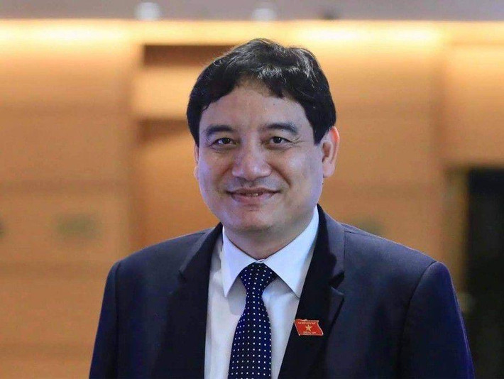 Chủ nhiệm Ủy ban Văn hóa, Giáo dục, Thanh niên, Thiếu niên và Nhi đồng Nguyễn Đắc Vinh, sinh ngày 25/11/1972, quê ở Nghệ An. Trình độ: Phó Giáo sư, Tiến sĩ Hóa học. Chức vụ: Ủy viên Trung ương Đảng khóa XI (dự khuyết) XII, XIII; Đại biểu Quốc hội khóa XIII, XIV, XV.