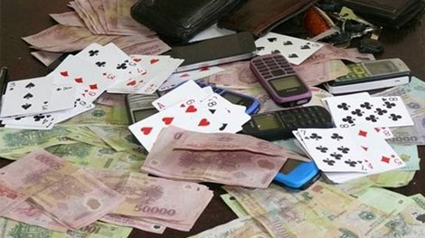 Bước đầu xác nhận, Phạm Thắng Lợi là chủ nhà và chơi đánh bạc với số tiền hơn 19 triệu đồng; Lê Đình Cường, chơi đánh bạc với số tiền hơn 23 triệu đồng; Đoàn Thanh Xuân (ở quận Hà Đông, Hà Đông, Hà Nội) đánh bạc với số tiền gần 30 triệu đồng; Phạm Quốc Sự (ở quận Hà Đông, Hà Nội) đánh bạc với số tiền 15 triệu đồng và Nguyễn Mạnh Vỹ (ở quận Hà Đông, Hà Nội) làm nhiệm vụ chia bài được trả “công” 1 triệu đồng. (Ảnh minh họa)