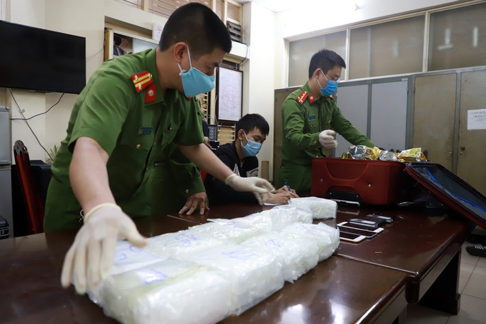 Khoảng 14h ngày 26/3/2021, tại khu vực tầng hầm B1 tòa C1 chung cư trên phố Trần Duy Hưng (phường Trung Hòa, quận Cầu Giấy, Hà Nội) 2 tổ công tác của công an TP đã bắt quả tang Dương Minh Quang (39 tuổi, thường trú tại Hà Nam) đang vận chuyển trái phép chất ma túy. Cơ quan công an cũng thu giữ 2 ba lô vải và 1 bao tải dứa bên trong đựng 32 túi tinh thể màu trắng nghi là ma tuý được cất giấu trong cốp ô tô do Quang điều khiển. Kết quả giám định của kết luận tinh thể màu trắng thu giữ là ma túy Methamphetamin có tổng khối lượng hơn 31 kg.