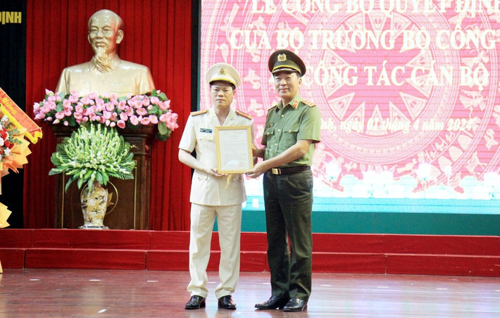 Tại buổi lễ, lãnh đạo Cục Tổ chức cán bộ, Bộ Công an công bố quyết định của Bộ trưởng Bộ Công an về việc điều động và bổ nhiệm Đại tá Nguyễn Hữu Mạnh - Phó Giám đốc Công an tỉnh Thanh Hóa đến nhận công tác và giữ chức vụ Giám đốc Công an tỉnh Nam Định kể từ ngày 1/4.