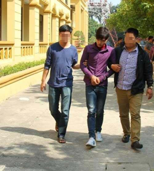 Hàng chục các đối tượng thuộc diện tình nghi được Công an triệu tập để phục vụ cho công tác điều tra, làm rõ. Sau nhiều ngày tiến hành sàng lọc, cơ quan chức năng nhận thấy đối tượng Phạm Minh Vương (SN 1998, trú tại thôn Thượng, xã An Đổ) là nghi can nổi cộm. Điều đáng nói, thời điểm đó Vương chỉ là một cậu học sinh lớp 12 với vẻ ngoài thư sinh và khá nhút nhát. Khi bị cơ quan điều tra bắt giữ, Vương đang lẩn trốn tại nhà người thân ở Hà Nội.
