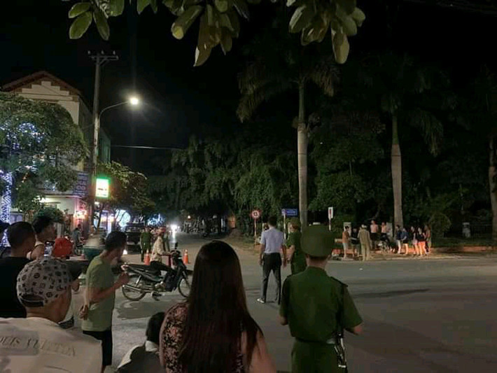 Khi đến phố Nguyễn Trung Trực, thuộc tổ 7 phường Túc Duyên thì một nam thanh niên điều khiển xe máy Honda SH tối màu không rõ BKS đi đến, sử dụng súng bắn 3-4 phát vào anh Tùng và chị Trang khiến hai người gục xuống tại chỗ. Đối tượng sau đó bỏ chạy.