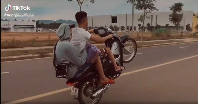 7. Phạt tiền vì chạy xe máy "bốc đầu” rồi khoe trên Tiktok: Ngày 27/8, Công an huyện Thạch Thất, Hà Nội cho biết đã xử phạt hành chính đối với nam thanh niên điều khiển xe máy “bốc đầu”, không đội mũ bảo hiểm rồi quay clip đăng lên mạng xã hội. Cơ quan chức năng đã xử phạt N.Q.H (trú tại xã Chàng Sơn, huyện Thạch Thất) là 4,325 triệu đồng với nhiều lỗi vi phạm.