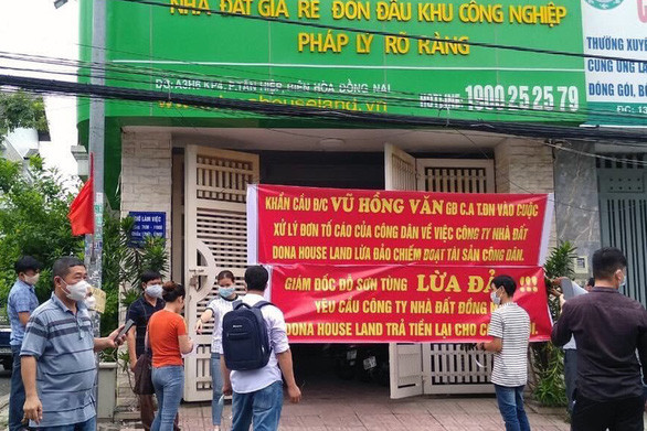 Theo Cơ quan CSĐT, ông Tùng bị bắt để điều tra liên quan đến các đơn tố cáo của người dân cho rằng Công ty bất động sản Đồng Nai vẽ dự án "ma" lừa đảo chiếm đoạt tài sản. Trong đó có dự án Nice Town với diện tích gần 10ha tại xã Bàu Hàm, huyện Trảng Bom. (Ảnh: Tuoitre).