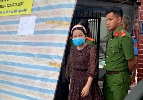 Bắt nữ giám đốc Công ty Thiên Ân Phát: Ngày 11/8, Cơ quan Cảnh sát điều tra – Công an TP HCM đã tống đạt quyết định khởi tố bị can, thi hành lệnh bắt bị can để tạm giam đối với Huỳnh Thị Hạnh Phúc (SN 1980, Tổng giám đốc Công ty cổ phần Xây dựng địa ốc Bất động sản Thiên Ân Phát) về tội “Lừa đảo chiếm đoạt tài sản”.