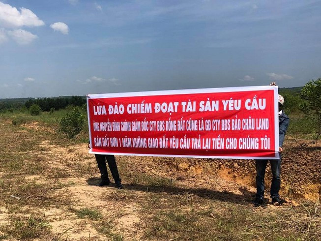 Bắt giám đốc công ty bất động sản bán "dự án ma": Ngày 29/7, Cơ quan Cảnh sát điều tra Công an tỉnh Đồng Nai đã ra quyết định khởi tố bị can, bắt tạm giam đối với Nguyễn Đình Chính (32 tuổi, ngụ phường Phước Tân, TP Biên Hòa), giám đốc Công ty bất động sản Rồng Đất, đóng tại xã Bình Minh (huyện Trảng Bom) để điều tra về hành vi lừa đảo, chiếm đoạt tài sản.