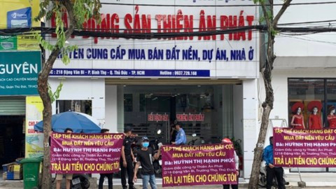 Đến hạn phải giao nền đất, công chứng hợp đồng chuyển nhượng nền đất cho các khách hàng theo thỏa thuận, nhưng bà Phúc chưa làm các thủ tục đầu tư đường giao thông và hạ tầng kỹ thuật tại khu đất. Khi khách hàng ký thanh lý hợp đồng, bà Phúc không trả tiền hoặc trả nhỏ giọt.