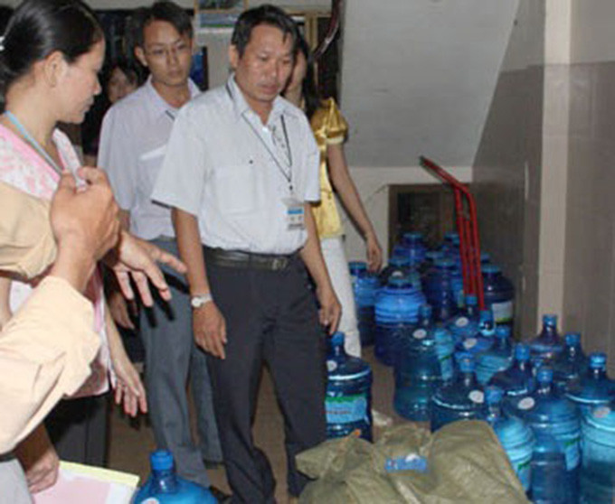 Phát hiện nước tinh khiết “bẩn” và tái nhiễm khuẩn độc: Ngày 16/3/2019, Thanh tra Sở Y tế, TP HCM phát hiện nước uống tinh khiết đóng chai nhãn hiệu 079 của hộ kinh doanh nước uống đóng bình Hà Văn Vân (số 18, đường Man Thiện, phường Tăng Nhơn Phú, quận 9) không đảm bảo vệ sinh.