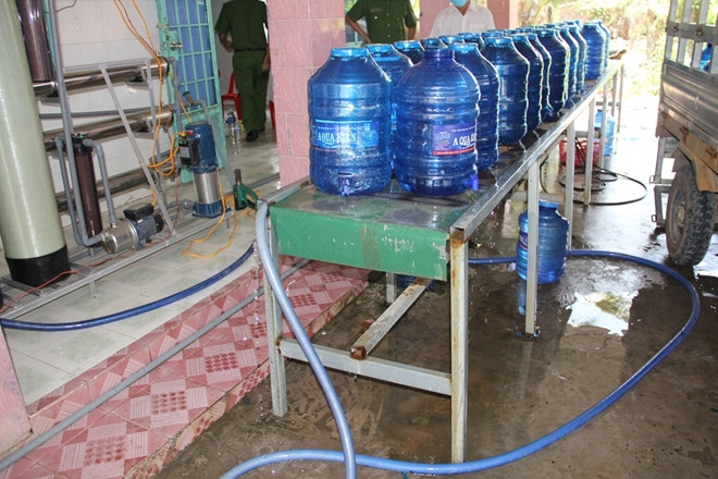 Phát hiện cơ sở sản xuất nước uống không đảm bảo vệ sinh: Ngày 23/4/2019, Phòng Cảnh sát phòng, chống tội phạm về môi trường Công an tỉnh Tây Ninh đã phối hợp cùng Chi cục An toàn vệ sinh thực phẩm tỉnh và chính quyền địa phương kiểm tra việc chấp hành pháp luật về bảo vệ môi trường, an toàn thực phẩm đối cơ sở sản xuất nước uống tinh khiết Kiên Nhẫn do ông Đỗ Trung Kiên (SN 1977, ngụ xã An Thạnh, huyện Bến Cầu) làm chủ. Ảnh: CAND.