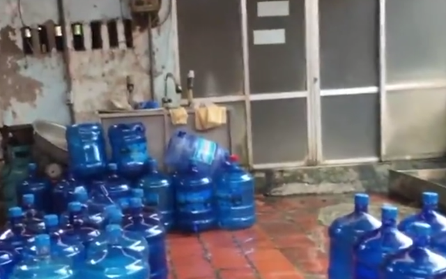 Cùng ngày, đoàn kiểm tra đã tiến hành lấy mẫu nước để xét nghiệm các chất. Đồng thời, yêu cầu cơ sở ngưng trao đổi, mua bán đối với những lô hàng đã lấy mẫu nước chờ kết quả kiểm tra.