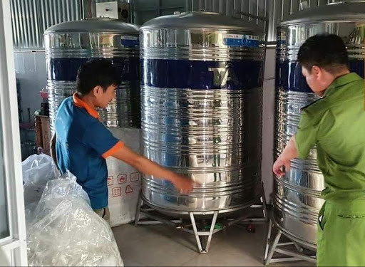 Lấy nước giếng bơm sản xuất nước uống đóng chai: Ngày 13/5, tại thôn Quang Châu, xã Hòa Châu, huyện Hòa Vang, TP Đà Nẵng, phòng Cảnh sát Môi trường, Công an thành phố đã phát hiện 1 cơ sở sản xuất nước uống đóng chai có hành vi dùng nước ngầm để sản xuất.