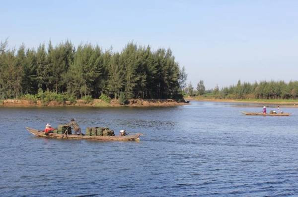 Qua công tác khám nghiệm, các điều tra viên xác định nơi tìm thấy thi thể nạn nhân là hiện trường giả, nên phải tiến hành mở rộng hiện trường về phía đường liên xã ven con sông Trà Bương. Kết quả đã phát hiện trên bờ đất một chiếc mũ diềm màu sậm có in chữ H.O.T của ai đó đánh rơi. Nhiều nhánh cỏ ở khu vực này bị dập nát, trên mặt đất có nhiều dấu chân giẫm đạp ngang dọc, điều đó chứng tỏ trước khi bị siết cổ, nạn nhân đã cố gượng sức vùng vẫy để tìm cách thoát khỏi tầm tay của hung thủ. (Ảnh minh họa, nguồn internet)