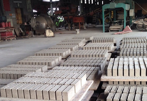 Tiếp tục xác minh một số bạn bè của Tuấn, các trinh sát nắm được nguồn tin hắn đang ẩn náu tại nhà ông Phan Ngọc Phong (SN 1965), ở thôn 6B, xã EaPal, huyện EaKa, tỉnh Đắk Lắk. Lập tức một tổ công tác lên đường tiếp cận, thăm dò nhà ông Phong, chập choạng tối 29/5, các trinh sát bất ngờ ập vào một xưởng sản xuất gạch vây bắt nghi phạm. (Ảnh minh họa, nguồn internet)