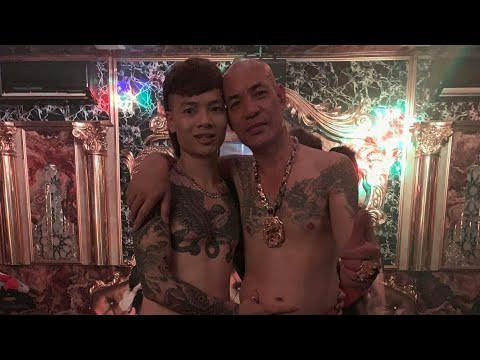 Đặc biệt, Dũng "trọc" nhận Khá Bảnh (Ngô Bá Khá) làm con nuôi. Hôm Khá Bảnh bị tuyên án, Dũng "trọc" đã cùng một số anh em xuất hiện ở toà án Bắc Ninh.