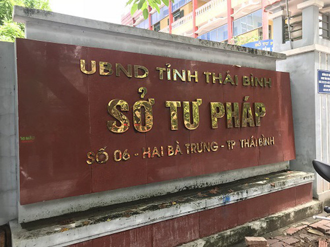 3. Cán bộ Sở Tư pháp Thái Bình bị bắt: Công an tỉnh Thái Bình ngày 12/9 cho biết cơ quan điều tra vừa bắt bà Nguyễn Thị Ngấn, cán bộ Trung tâm dịch vụ đấu giá tài sản thuộc Sở Tư pháp, để điều tra hành vi Tham ô tài sản. Trước khi vướng lao lý, bà Ngấn được giao nhiệm vụ thư ký, giúp việc trong các cuộc đấu giá đất ở Thái Bình. Quá trình điều tra mở rộng vụ án bà Ngân liên quan tới vụ án vợ chồng Dương Đường.