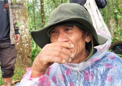 Đưa mắt nhìn về phía vũng bùn lầy nhão nhẹt bên dưới, nơi mà ngôi nhà của mình giờ đã trở thành đống đổ nát, ông Đề nghẹn ngào kể, khoảng 15 giờ chiều 28/10, ông lên nương làm rẫy thì cũng là lúc cơn lũ ập đến. Nghe thấy tiếng nổ to như bom, linh tính chuyện chẳng lành, ông Đề liền băng rừng trở về nhà. Tuy nhiên, khi đến nơi, ông hoảng hồn khi trước mắt mình chỉ còn là đống đổ nát, cả ngôi làng đã bị "xóa sổ" hoàn toàn. (Ảnh: Kênh 14).