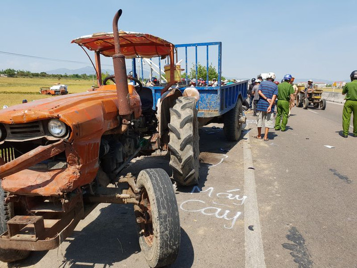 Tông vào xe máy cày, 2 thanh niên tử vong: Đêm 31/3, 2 thanh niên điều khiển xe máy, lưu thông trên đường đến địa phận huyện Đăk Đoa, Gia Lai thì tông vào xe máy cày của ông Nư (51 tuổi) đang để ven đường, phía bên phải cùng chiều. Hậu quả, 2 nam thanh niên tử vong tại chỗ, xe máy hư hỏng nặng. (Ảnh minh họa).