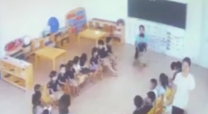 Cô giáo mầm non ở Thái Bình dùng gai bưởi đâm trẻ: Vào tháng 9/2022, sau hoạt động ngoại khóa buổi sáng giữa tuần tại sân trường Mầm non tư thục Fairy Dream 2 thuộc TP Thái Bình, tỉnh Thái Bình, cô Phạm Thị Thu Tr. đi vào lớp học sinh 4 tuổi và cầm theo cành bưởi có gai. Thấy một số học sinh mất trật tự, nữ giáo viên này liền cầm gai bưởi châm vào tay một học sinh và lưng một học sinh khác gây. Sự việc gây bức xúc dư luận. (Ảnh cắt từ clip)