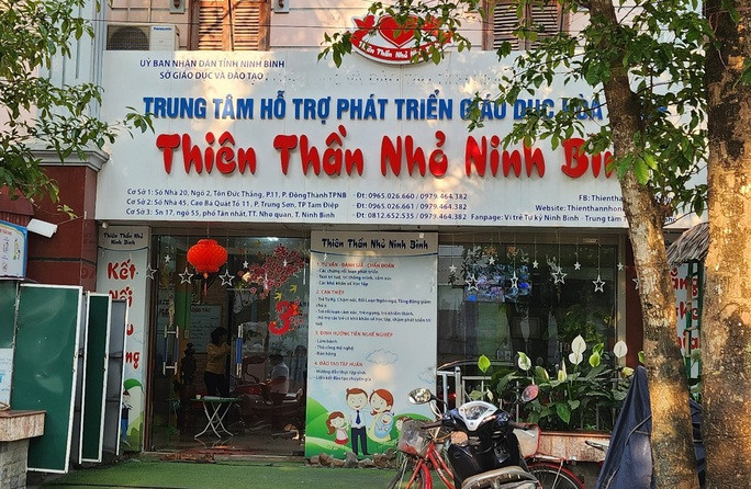 Nữ giáo viên tát vào mặt học sinh 4 tuổi: Ngày 23/3, Trung tâm Hỗ trợ phát triển giáo dục hòa nhập Thiên Thần Nhỏ Ninh Bình (phường Đông Thành, TP Ninh Bình, tỉnh Ninh Bình) đã có quyết định chấm dứt hợp đồng lao động với cô giáo Trịnh Thị Hồng Hạnh do có hành vi tát học sinh, gây bức xúc dư luận. Trước đó, một học sinh khoảng 4 tuổi của trung tâm bị cô Hạnh tát vào mặt trong quá trình rèn luyện kỹ năng cho trẻ. Sự việc đã gây bức xúc dư luận.