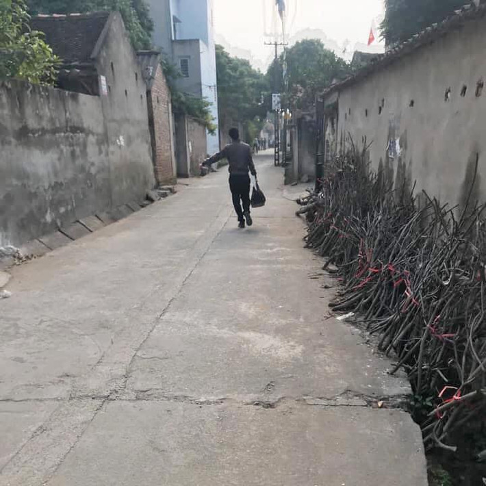 Theo thông tin ban đầu, vụ nghi do tranh chấp đất đai, em chém chết chị rồi tự tử xảy ra vào khoảng 5h ngày 24/12, tại thôn Lầy, xã Đào Viên.
