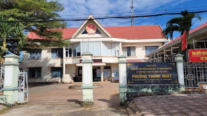Đình chỉ công tác nữ Chủ tịch phường: Ngày 24/12, UBND TP Buôn Ma Thuột, Đắk Lắk đã quyết định đình chỉ công tác 15 ngày đối với đối với bà Lê Thị Loan - Chủ tịch UBND phường Thành Nhất. Bà Loan đã để xảy ra 58 trường hợp vi phạm các quy định về quản lý đất đai, trật tự xây dựng, nhưng không kịp thời phát hiện và xử lý theo quy định.