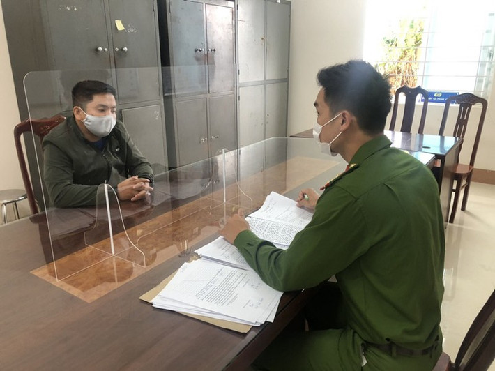 "Nổ" là Bộ đội Biên phòng để lừa tiền nhiều cô gái trẻ: Để có tiền ăn xài, Hà Văn Ban (SN 1992 ở Gia Lai) đã lập tài khoản Facebook, kết bạn với nhiều cô gái trẻ, mạo danh Bộ đội Biên phòng tỉnh Gia Lai, dùng lời đường mật để lừa đảo. Trong số đó có một cô gái ở TP Gia Nghĩa, tỉnh Đắk Nông bị lừa hơn 144 triệu đồng. Ngày 24/12, Công an TP Gia Nghĩa cho biết đang tạm giữ Ban để điều tra.