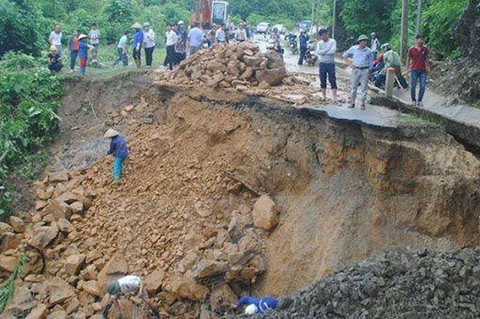 Sạt lở đất, 3 học sinh tiểu học tử vong: Ngày 24/12, UBND xã Thượng Ấm, huyện Sơn Dương, tỉnh Tuyên Quang cho biết, chiều 23/12, một nhóm gồm em học sinh Trường Tiểu học Thượng Ấm rủ nhau lên khu đồi thuộc thôn Đồng Bèn 2 chơi thì bất ngờ đất sạt lở, vùi lấp khiến 3 em tử vong, một em may mắn được người dân ứng cứu cứu sống. (Ảnh minh họa)