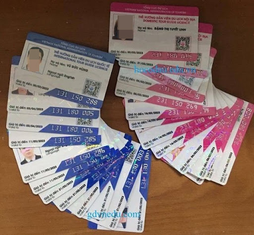 Phá đường dây làm giả giấy tờ để cấp hàng trăm thẻ HDV du lịch quốc tế: Ngày 25/9, Công an tỉnh Lào Cai cho biết, vừa khởi tố bị can, khám xét khẩn cấp với 3 đối tượng trong đường dây 'Giả mạo trong công tác'. Các đối tượng đã đã nhận hồ sơ, tiền của các đối tượng ngoài xã hội; trực tiếp làm giả giấy tờ, móc nối các đối tượng nội bộ khác nộp hồ sơ và xin cấp thẻ.