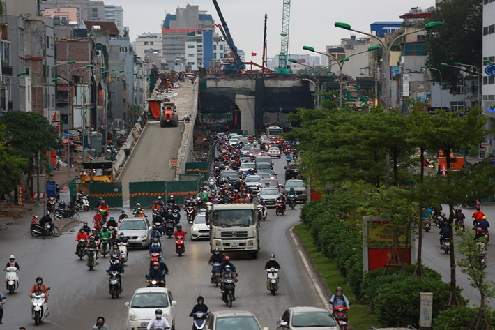 Đường Trường Chinh cũng trở lên đông đúc hơn thường ngày ngày thi thoảng lại xảy ra ùn tắc.