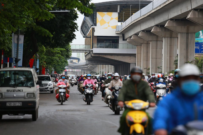 Dòng người đổ ra đường đi làm trong ngày đầu hết cách ly ở đường Nguyễn Trãi.