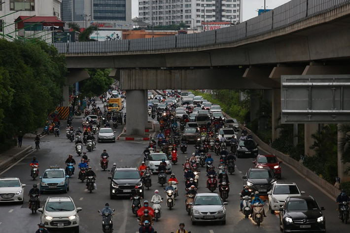 Đồng thời, trong sáng nay Hà Nội đã có cơn mưa rào cũng là 1 trong những lý do khiến người dân di chuyển trên đường chậm và khó khăn hơn.