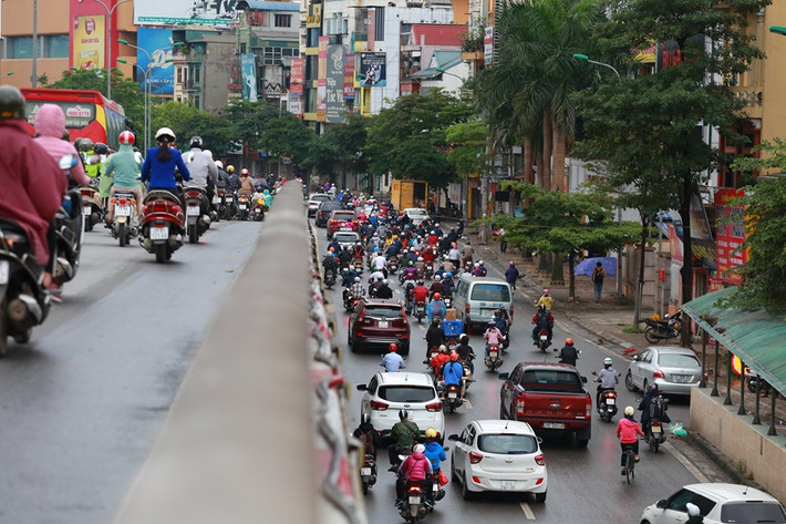 Hình ảnh hàng ngàn phương tiện nối đuôi nhau trên cầu vượt Ngã Tư Sở.