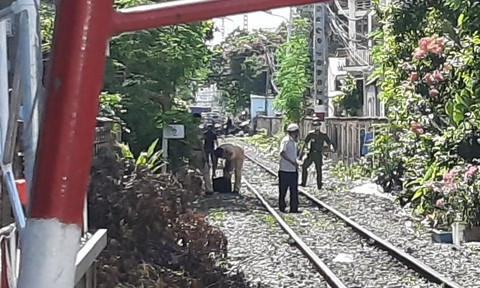 Người phụ nữ bị tàu tông tử vong: Trưa 24/12, một người phụ nữ (khoảng 55 tuổi) đi bộ qua đường ray thuộc phường 8, quận Phú Nhuận, TP.HCM để phơi quần áo. Lúc này, đoàn tàu SE22 chạy hướng ga Sài Gòn (quận 3) lao tới tông trúng người phụ nữ. Đoàn tàu đã hất tung người phụ nữ này khiến nạn nhân tử vong tại chỗ.