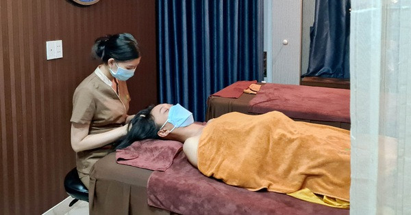 Cơ sở cần khử khuẩn giường, ghế và các vật dụng sau mỗi lần phục vụ khách hàng; khử khuẩn định kỳ bề mặt thường xuyên tiếp xúc như tay nắm cửa, nút bấm thang máy, nhà vệ sinh... tối thiểu 2 lần/ngày hoặc khi cần thiết. (Ảnh minh hoạ)