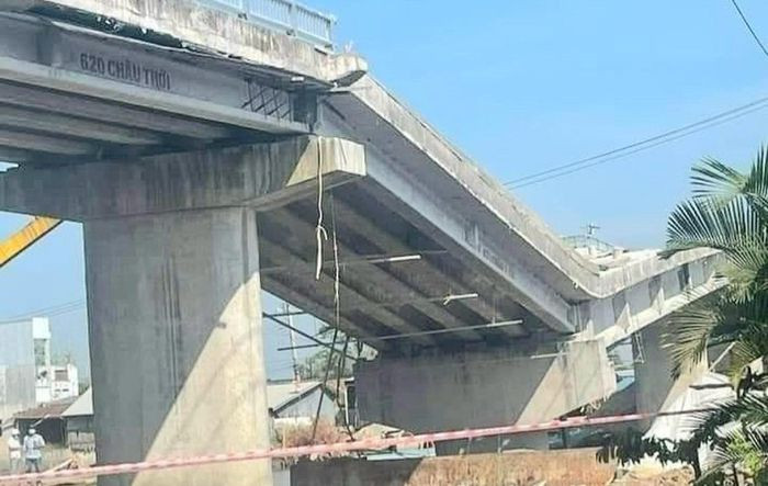 Cây cầu hơn 50 tỷ đồng bị sập khi sắp hoàn thành: Sáng 21/12, người dân 2 bờ sông Cái Đôi Vàm (huyện Phú Tân, tỉnh Cà Mau) thấy một trụ chính cầu vượt sông bị lún dần. Sau khi trụ này lún khoảng 4 m đã khiến 2 nhịp giữa sập xuống, gây tắc nghẽn giao thông thủy. Dự án này là công trình giao thông cấp 3, vốn đầu tư hơn 50 tỷ đồng. Cầu đã hợp long, đang hoàn thiện lan can.