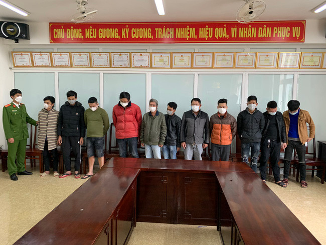 Ổ cờ bạc cá độ bóng đá núp bóng quán cà phê: Ngày 21/12, Công an tỉnh Thừa Thiên Huế cho biết vừa triệt xóa tụ điểm đánh bạc bằng hình thức cá độ bóng đá tại quán cà phê ở TP.Huế. Trích xuất lịch sử giao dịch đánh bạc từ các tài khoản mà đối tượng quản lý, từ tháng 11/2021 đến nay, nhóm đối tượng đã thực hiện cá độ bóng đá với tổng số tiền hơn 7,2 tỷ đồng.
