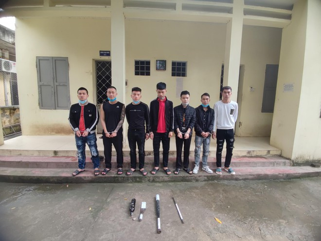 Nhóm "trai làng" vác hung khí đánh nhau: Chỉ vì mâu thuẫn nhỏ khi tham gia giao thông, Nguyễn Đình Nam Nhật (17 tuổi, ở xã Hương Sơn, huyện Mỹ Đức, Hà Nội) đã gọi anh trai, chú họ và nhóm 'trai làng' đi đánh nhau, khiến 2 người bị thương tích. Ngày 17/3, Công an huyện Mỹ Đức cho biết đã ra quyết định khởi tố vụ án, khởi tố bị can đối với 9 đối tượng liên quan đến vụ xô xát này. (7 trong số 9 đối tượng bị khởi tố)