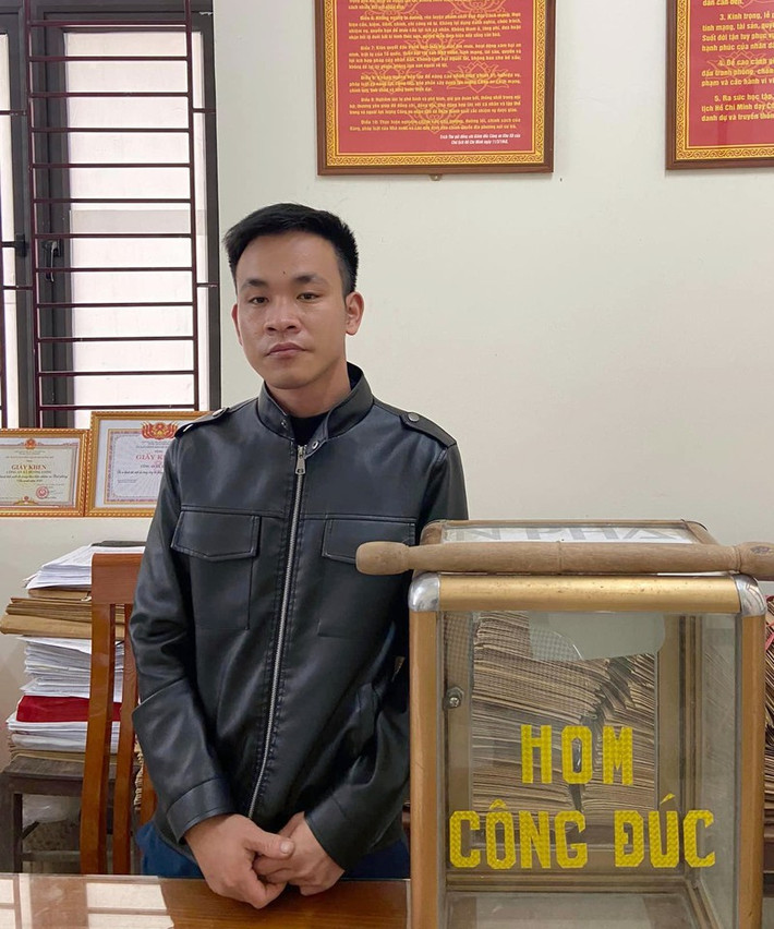Vào nhà thờ trộm hòm công đức đựng 1,6 triệu đồng: Trần Kim Phúc (29 tuổi, trú xã Hương Long, huyện Hương Khê, Hà Tĩnh) đã đột nhập vào nhà thờ họ Trần Kim (ở thôn 1, xã Hưng Long) trộm mất chiếc hòm công đức đựng 1,6 triệu đồng. Ngày 17/3, Công an huyện Hương Khê cho biết đã khởi tố bị can Phúc về tội trộm cắp tài sản.