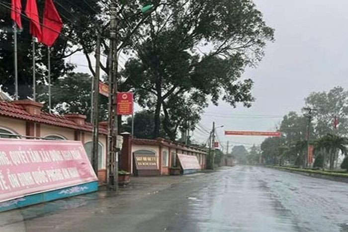 Đình chỉ công tác một chủ tịch xã vì... không nghe điện thoại: Ngày 11/2, UBND huyện Nghi Lộc, Nghệ An cho biết, đơn vị vừa có quyết tạm đình chỉ công tác 15 ngày đối với ông Phạm Ngọc Duyên - Chủ tịch UBND xã Nghi Xuân vì lơ là trong công tác chống dịch. Theo đó, khi đoàn công tác của huyện xuống kiểm tra, ông Duyên không có mặt ở trụ sở, nhiều lần liên lạc bằng điện thoại cũng không được.