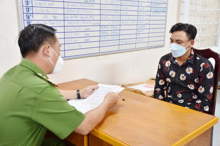 Dùng kích điện chặn đường cướp tài sản: Sau khi nhậu cùng bạn, Nguyễn Văn Vịnh (SN 2000, trú huyện Đông Hải, Bạc Liêu) chạy xe mô tô ra cầu Ba Xỉa (xã An Trạch) thì thấy anh H.T.K (trú cùng huyện) điều khiển xe máy ngang qua, liền tăng ga đuổi theo. Sau khi đuổi kịp, Vịnh dùng kích điện uy hiếp cướp điện thoại của nạn nhân. Ngày 11/2, Công an huyện Đông Hải cho biết vừa bắt giữ Vịnh để điều tra.