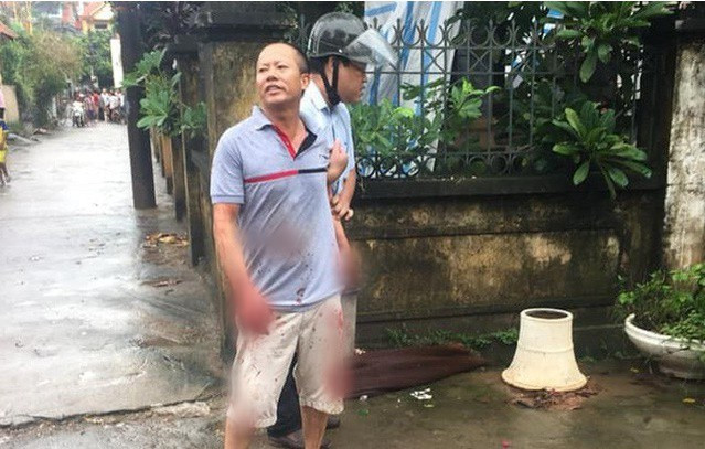 Đông nảy sinh ý định sẽ giết chết bà Việt và anh Hiệp để trả thù. Đến 7h30 phút ngày 1/9/2019, Đông mang theo 1 con dao đi sang nhà ông Hải. Khi đi đến cổng ngõ nhà em trai, Đông gặp bà Việt và dùng dao đâm, chém nhiều nhát vào người em dâu khiến nạn nhân ngã gục.