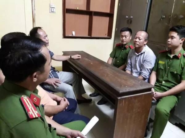 Sau đó, Đông cầm dao vào đuổi theo anh Hiệp nhưng không đuổi kịp. Cùng thời điểm, đối tượng thấy em trai chạy phía sau nên quay lại dùng dao chém nhiều nhát vào người ông Hải, khiến nạn nhân gục xuống.